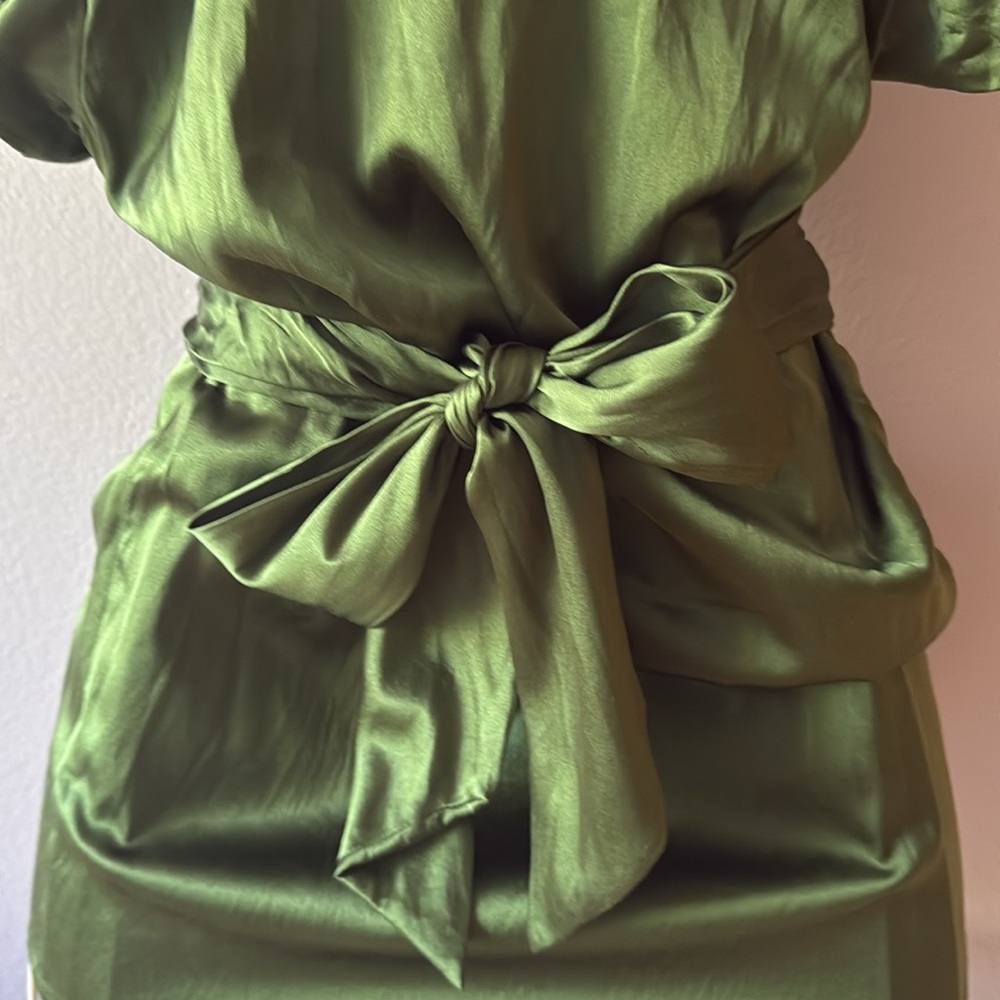 BCBGMaxAzria Forest Green Silk Blouse📍FIRM📍